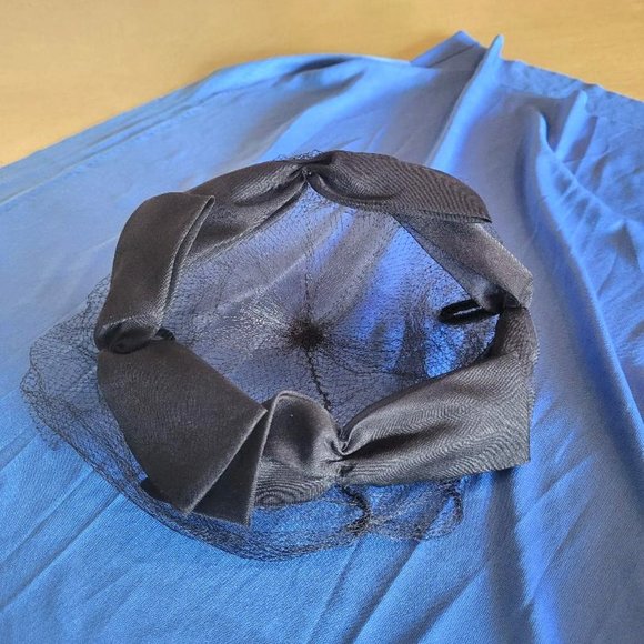 Vintage 1950's Black Headband/Fascinator Style Hat with Netting - Picture 6 of 8